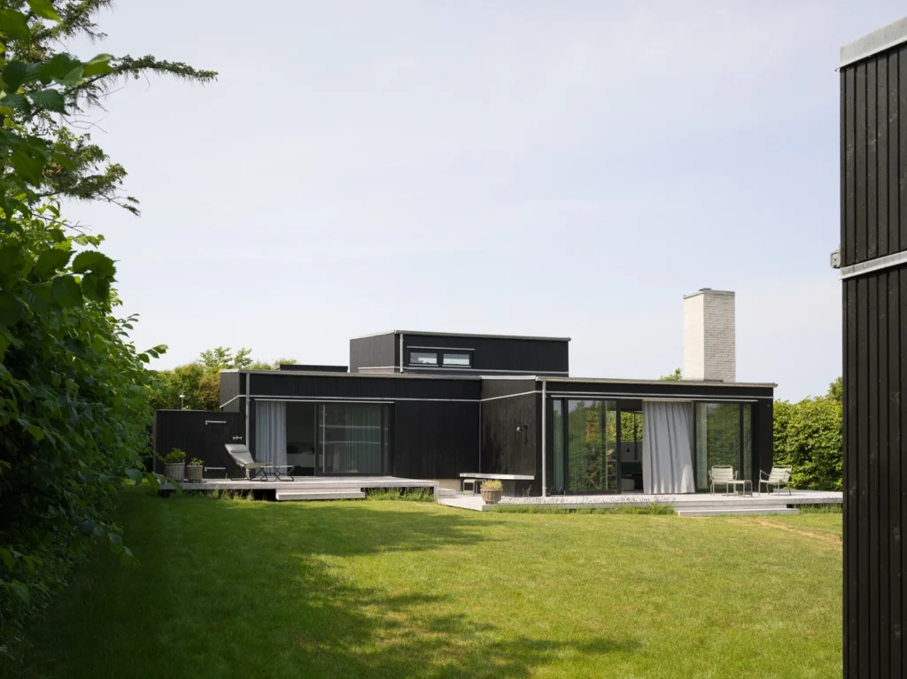 Moderne hus med fladt tag og lyse facader.